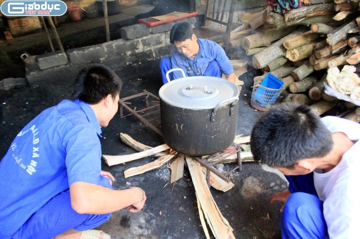 Trót mắc phải con đường nghiện ngập chìm đắm trong men say của "nàng tiên nâu", những học viên ở Trung tâm bảo trợ lao động 08, Yên Bài, Ba Vì, Hà Nội đã có mấy cái Tết xa gia đình để cắt cơn, cai nghiện. Những con người từng là nỗi sợ hãi của gia đình mỗi lên lên cơn nghiện mất hết nhân tính ấy đang dần dần trở lại cuộc sống bình thường.